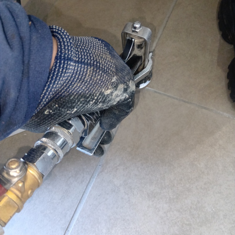 玄関床のタイルの目地から防蟻剤を注入