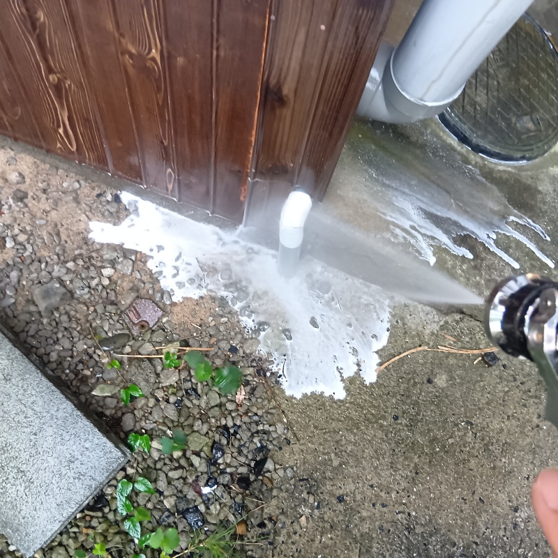 建物外周の土壌にシロアリ駆除剤を散布