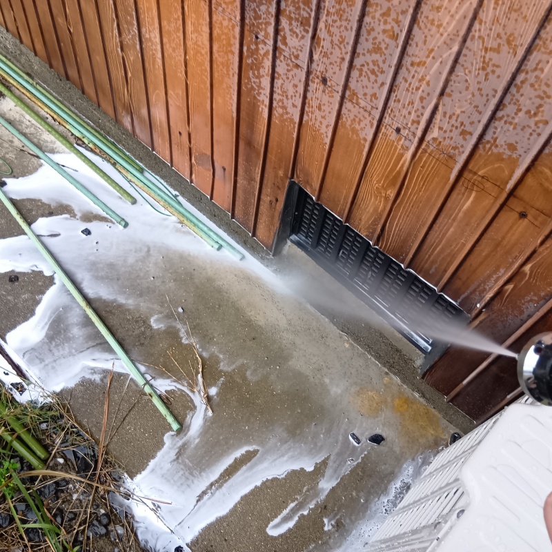 基礎まわりにシロアリ駆除剤を散布する様子