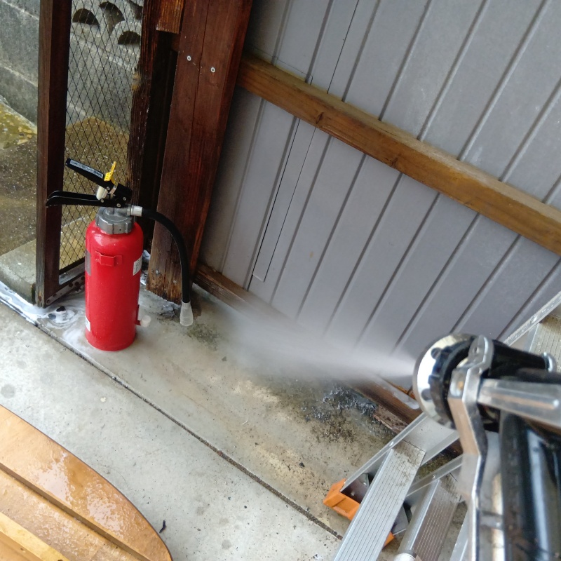 基礎まわりにシロアリ駆除剤を散布する様子