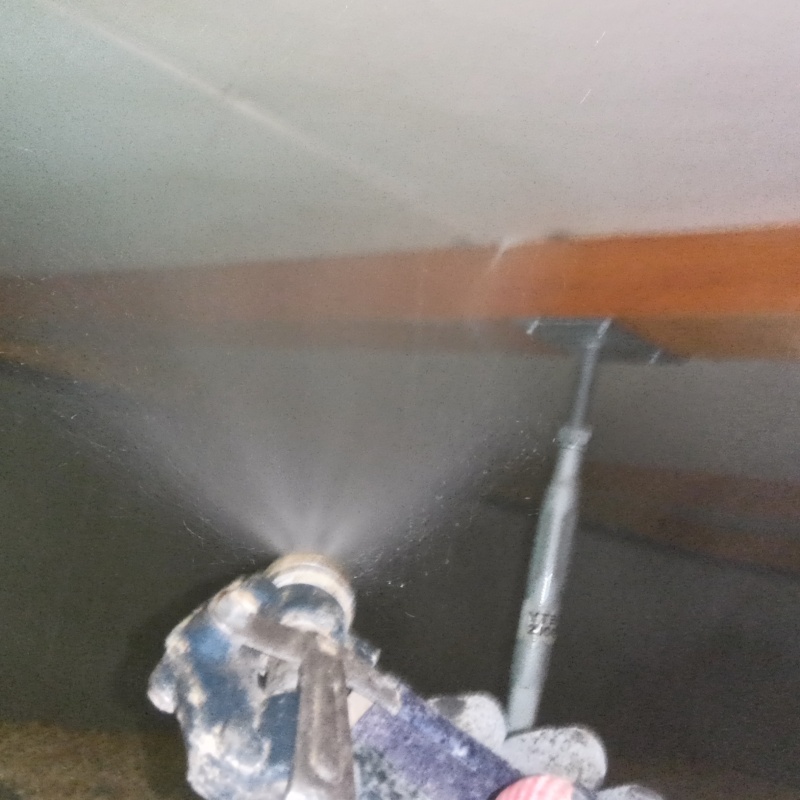 床下木材に防蟻剤を散布