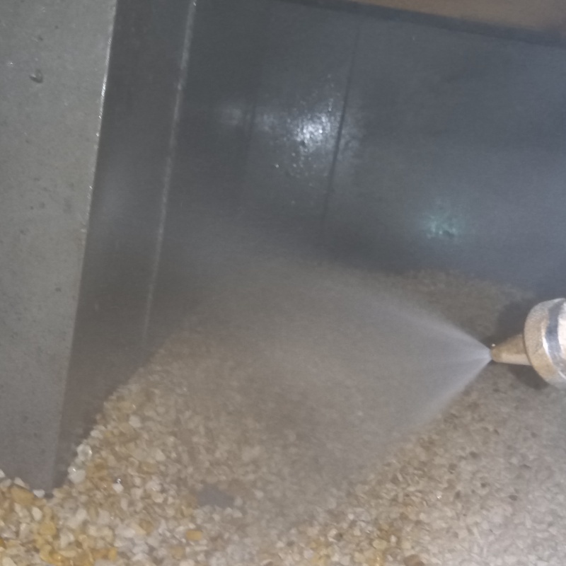 基礎に防蟻剤を散布