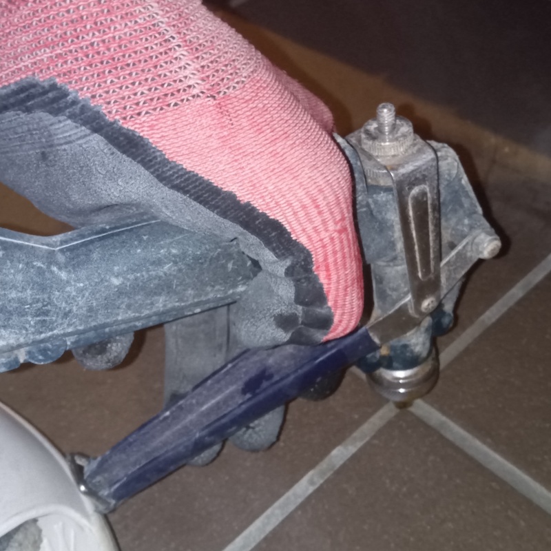 玄関床の目地に穴を開けて防蟻剤を注入