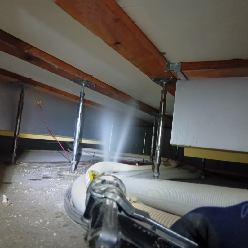 床下木材に防蟻剤を散布