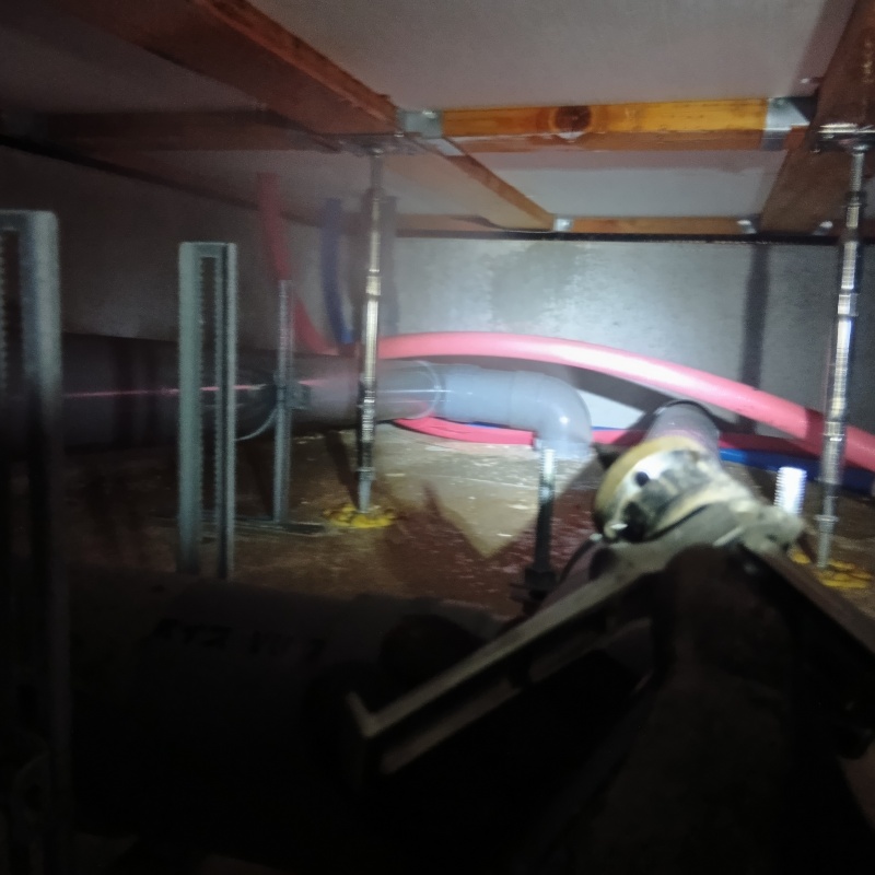 基礎に防蟻剤を散布