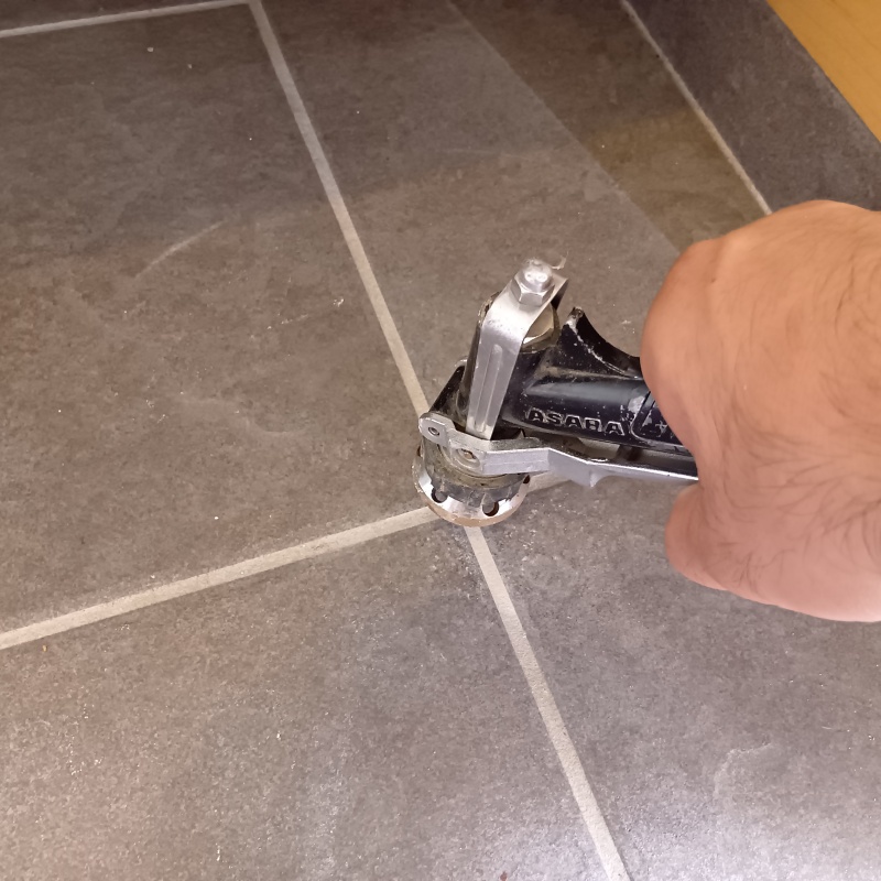 玄関床の目地に穴を開けて防蟻剤を注入