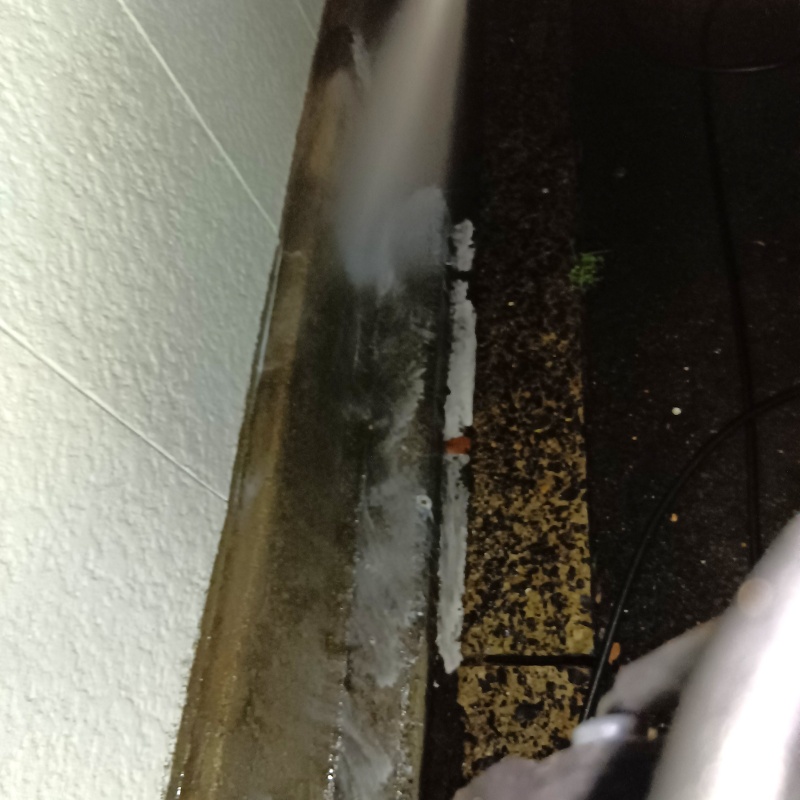 建物外周の土壌にシロアリ駆除剤を散布