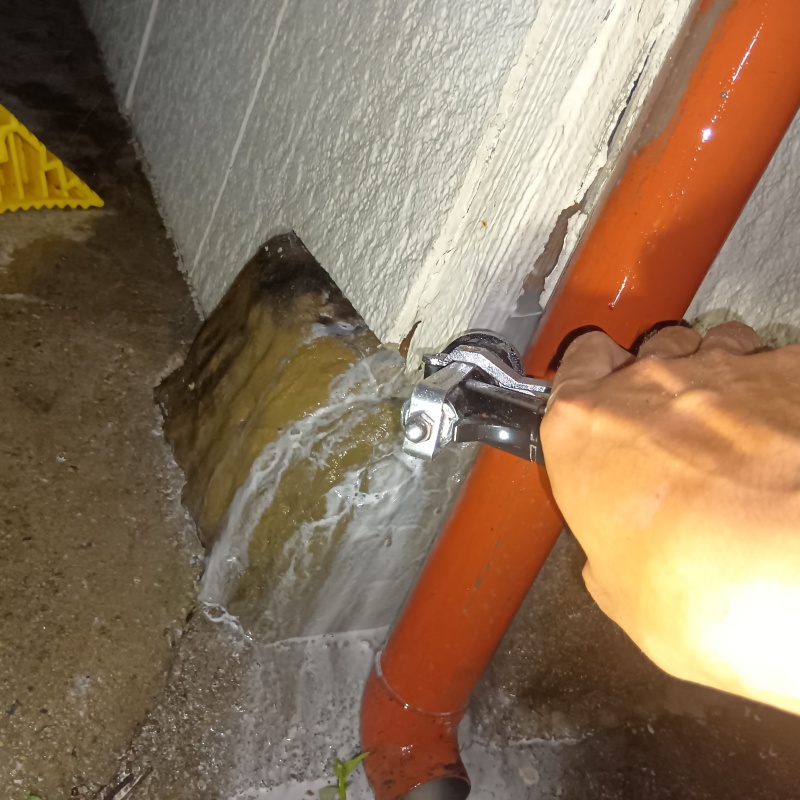 基礎まわりにシロアリ駆除剤を散布する様子