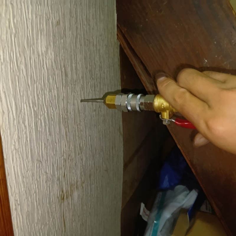 壁材に穴を開けてシロアリ駆除剤を注入