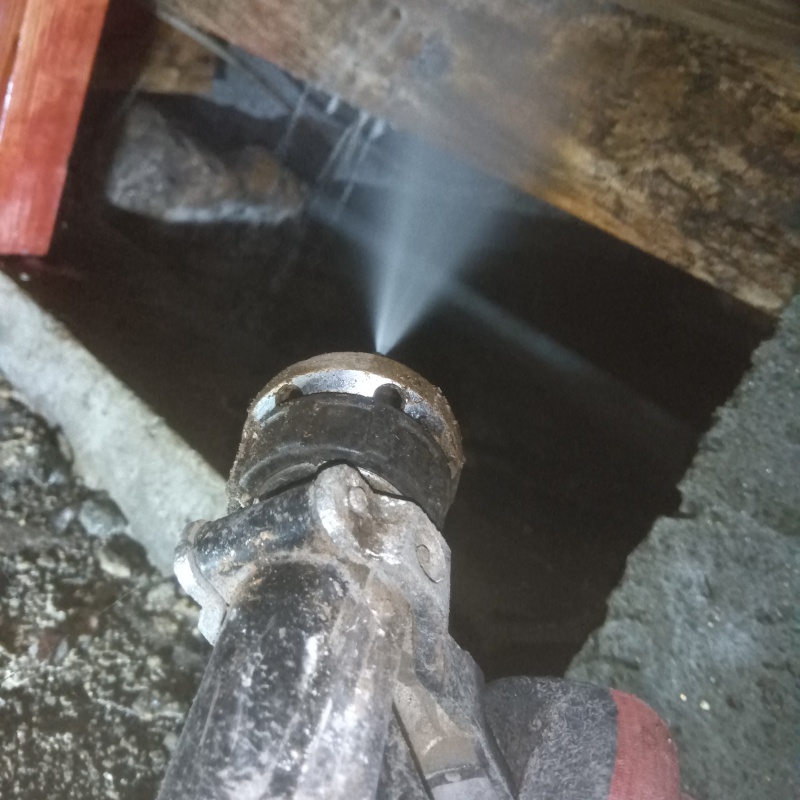 床下木材にシロアリ駆除剤を散布