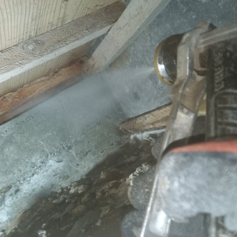 基礎にシロアリ駆除剤を散布