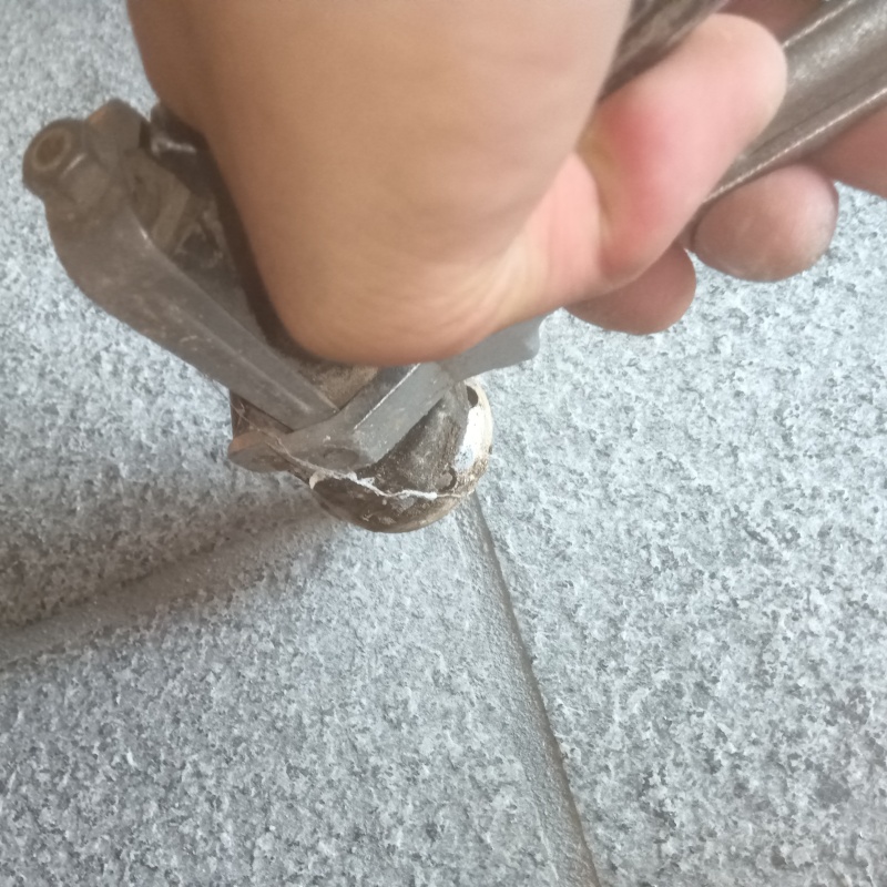 玄関先のコンクリートにシロアリ駆除剤を注入