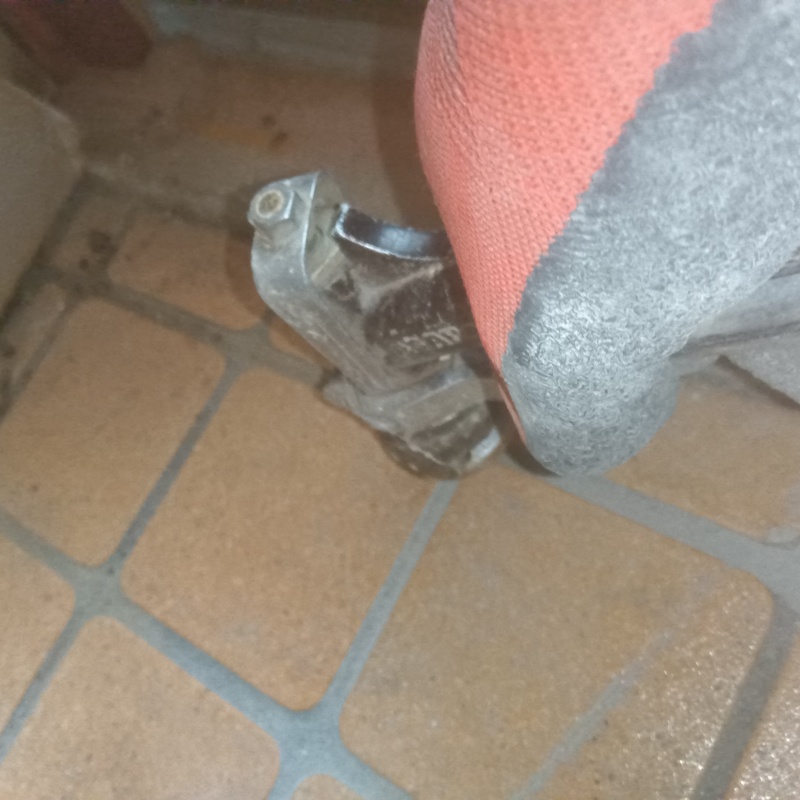 玄関床のタイルの目地からシロアリ駆除剤を注入