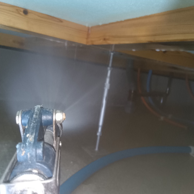 床下木材に防蟻剤を散布