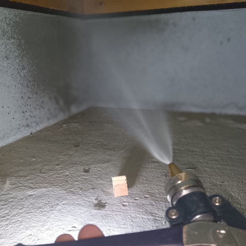 基礎に防蟻剤を散布