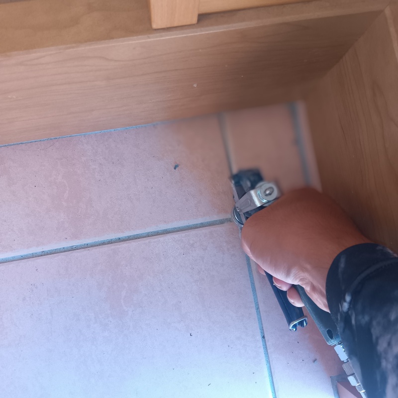 玄関床の目地に穴を開けて防蟻剤を注入