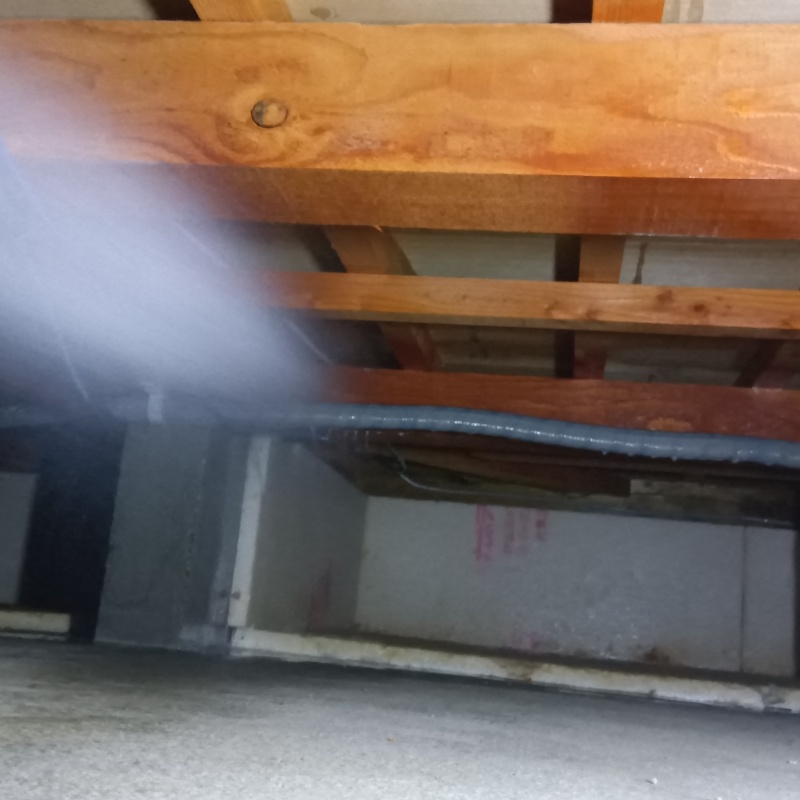 床下の地面にシロアリ駆除剤を散布