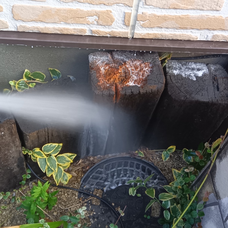 建物の外周にシロアリ駆除剤を散布