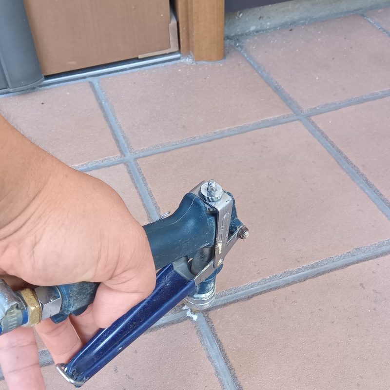 地面にシロアリ駆除剤を注入