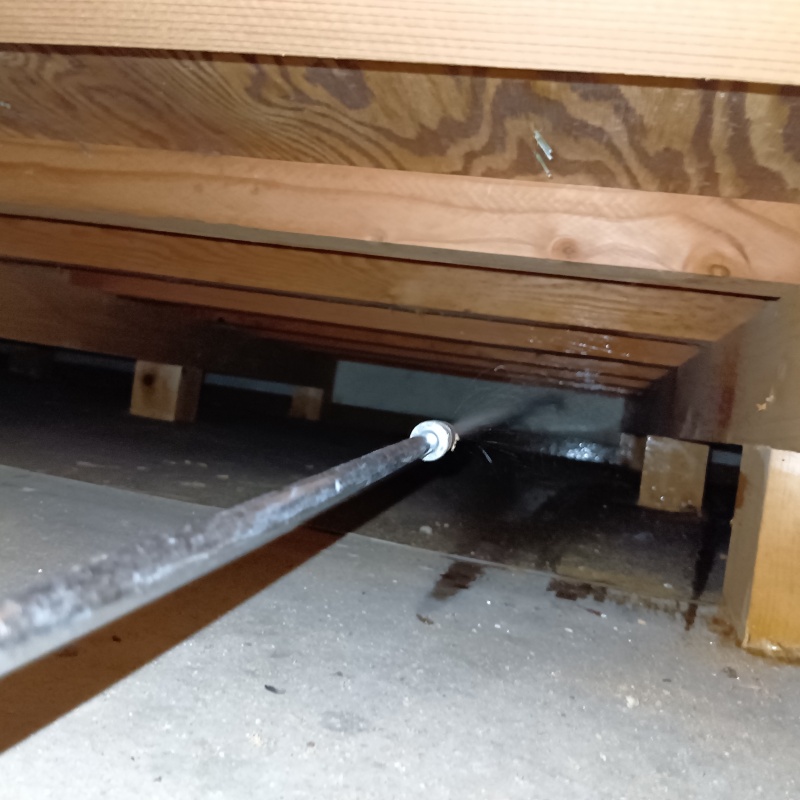 床下の木材にシロアリ駆除剤を散布