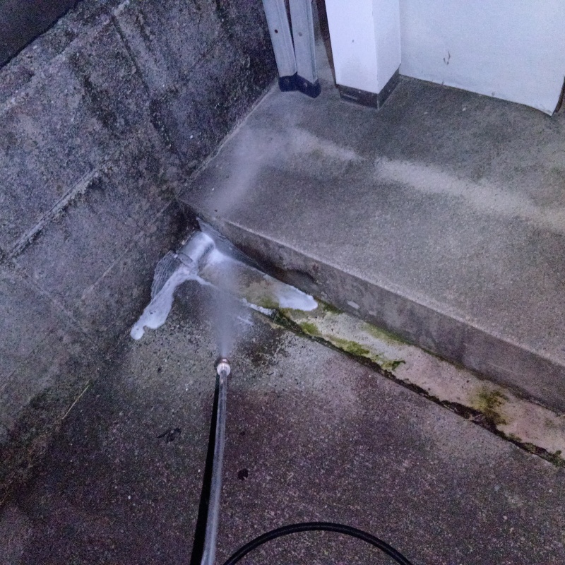 建物の外周にシロアリ駆除剤を散布