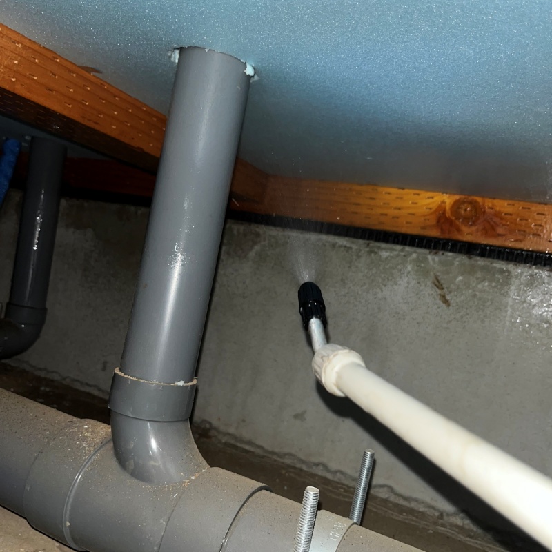 床下の木材に防蟻剤を散布