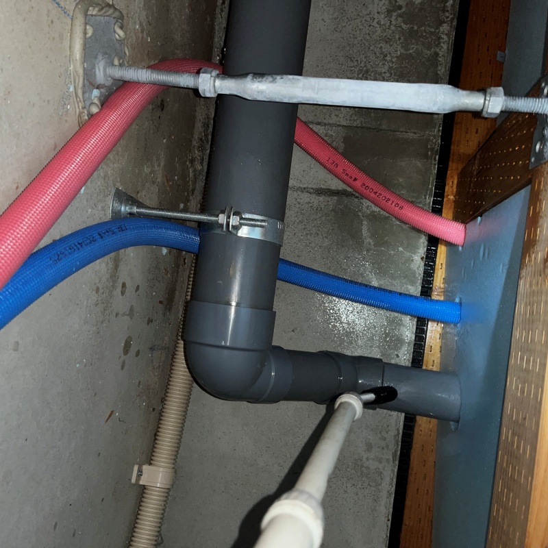 床下の地面に防蟻剤を散布