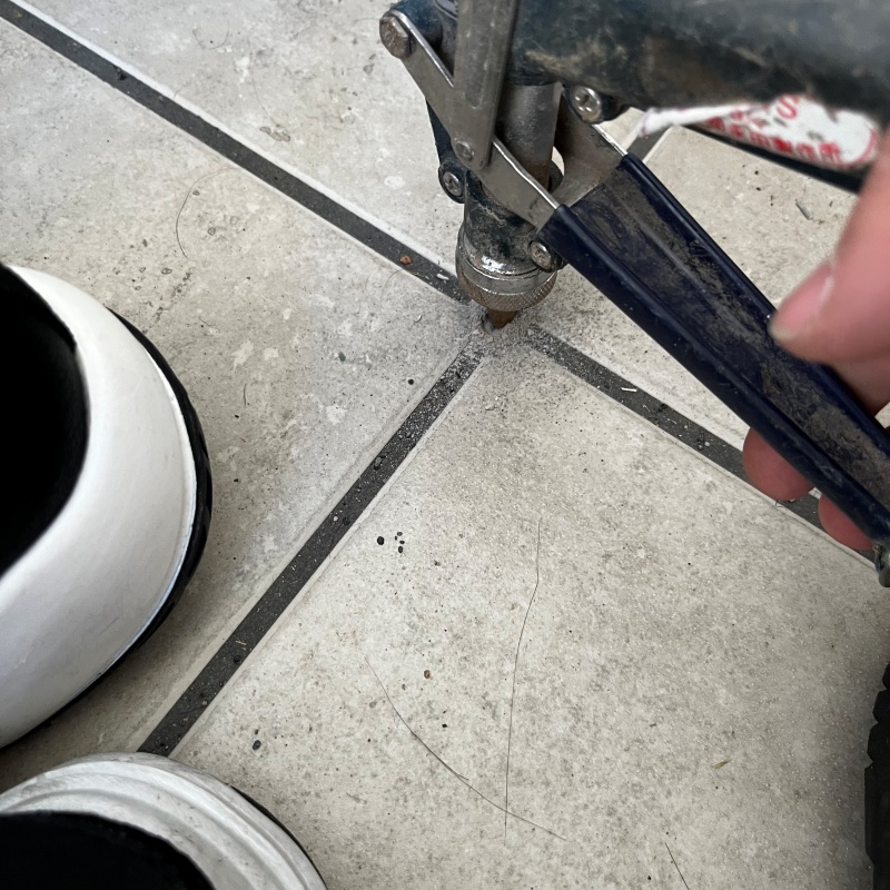 地面に防蟻剤を注入