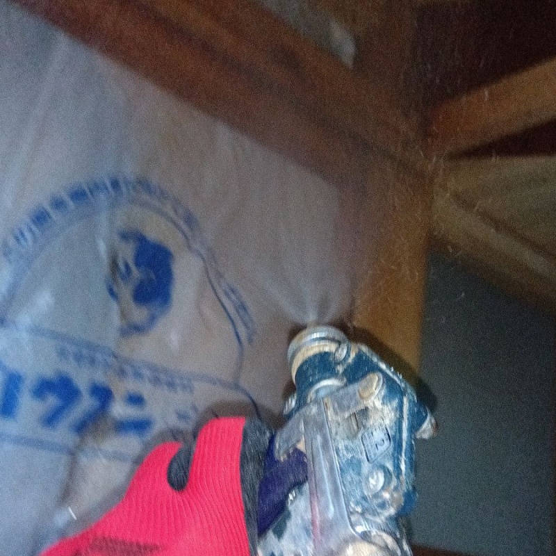 床下の木材にシロアリ駆除剤を散布