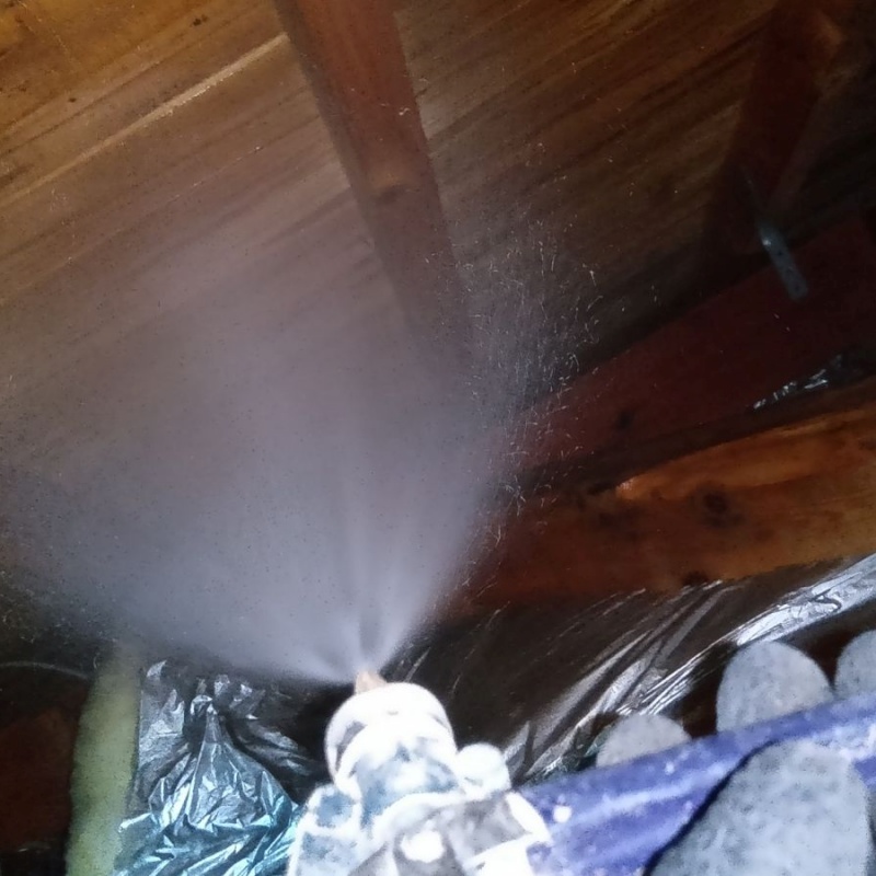 床下の木材にシロアリ駆除剤を散布