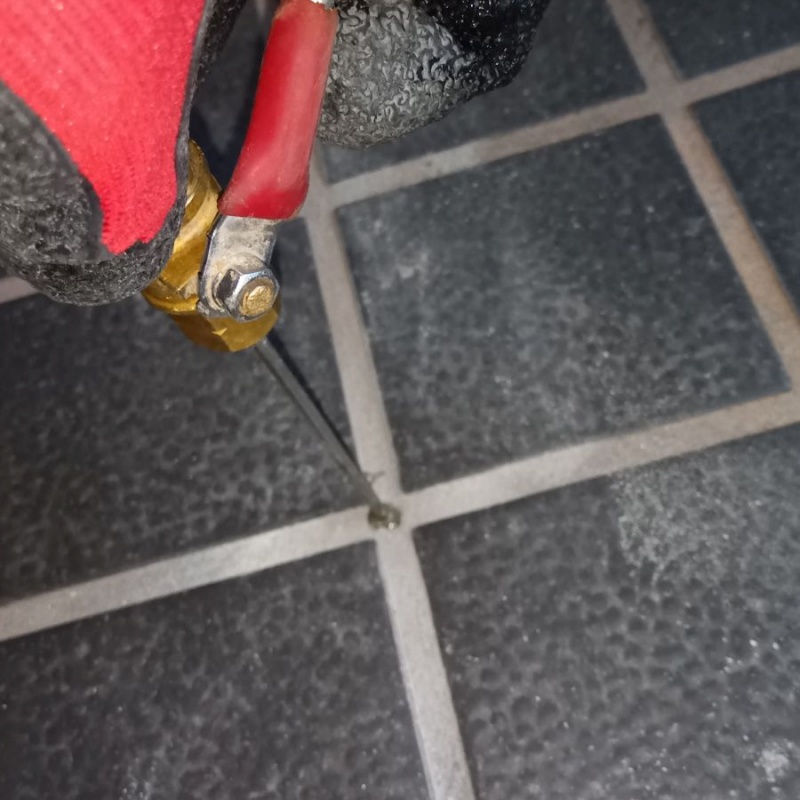 地面にシロアリ駆除剤を注入