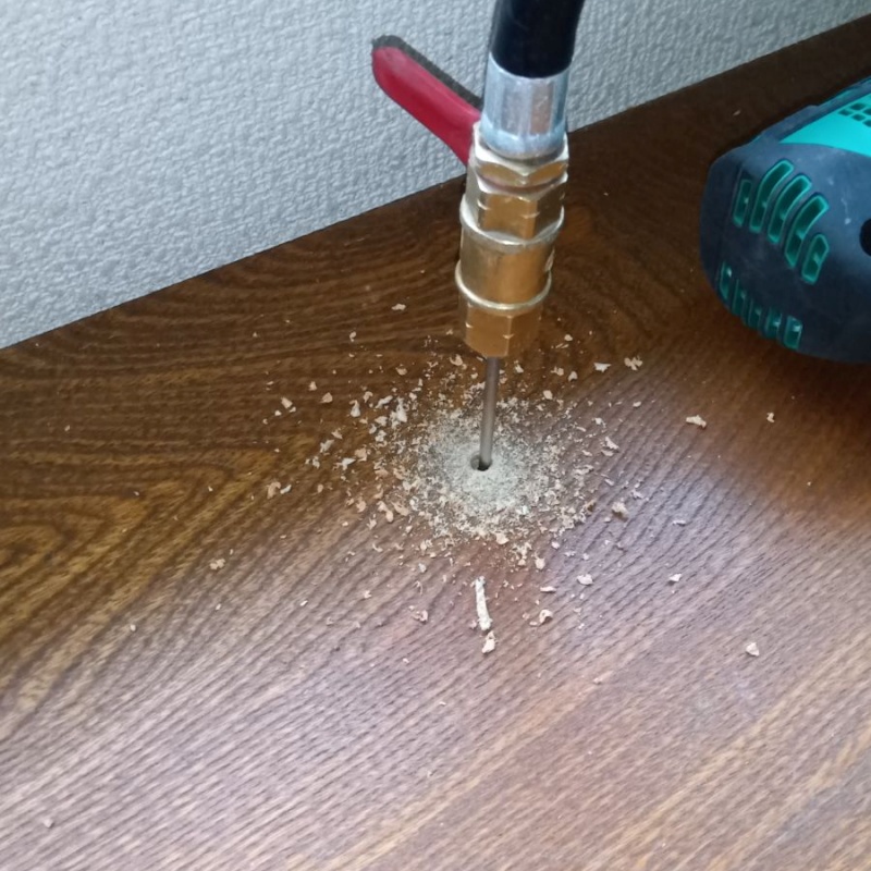 床にシロアリ駆除剤を注入