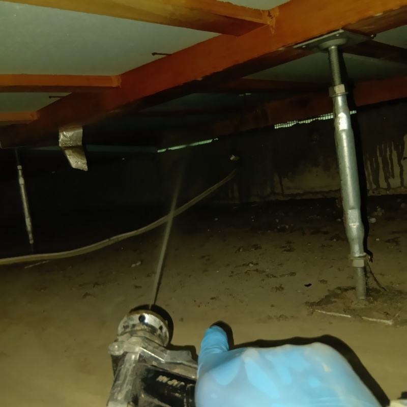 床下の木材にシロアリ駆除剤を散布