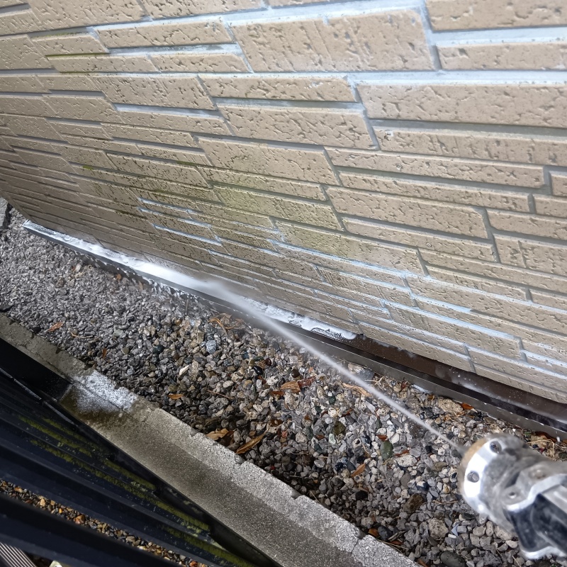 屋外の地面にシロアリ駆除剤を散布