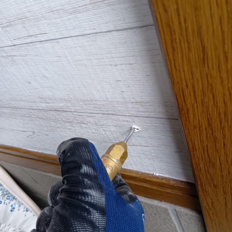 壁にシロアリ駆除剤を注入