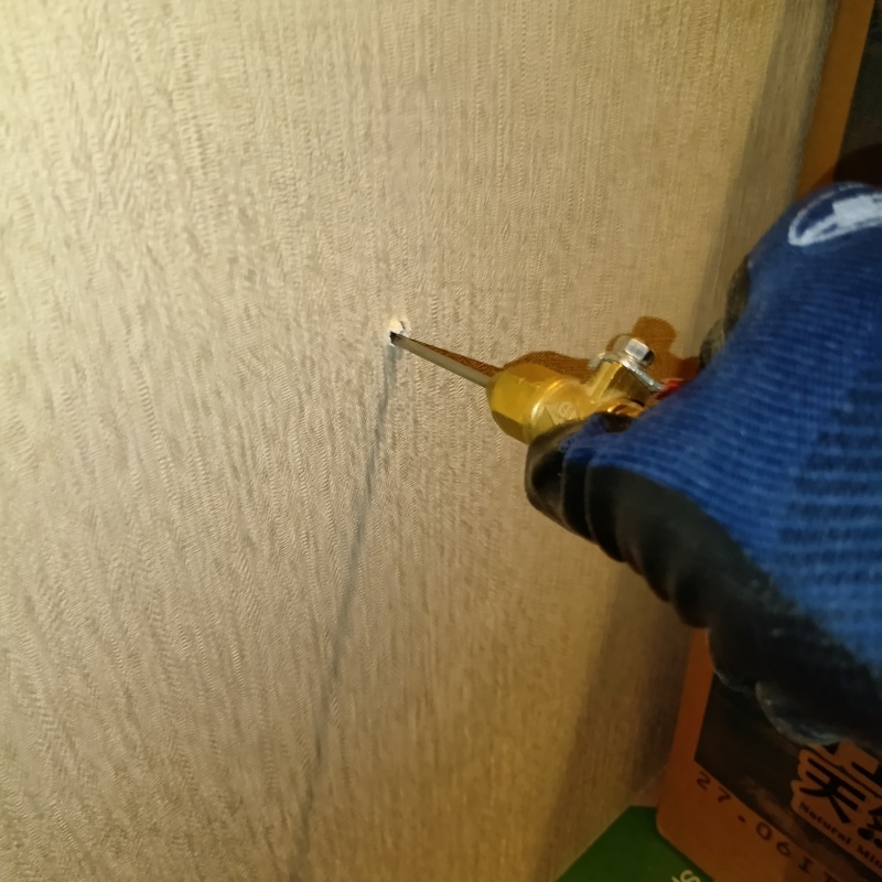 壁にシロアリ駆除剤を注入