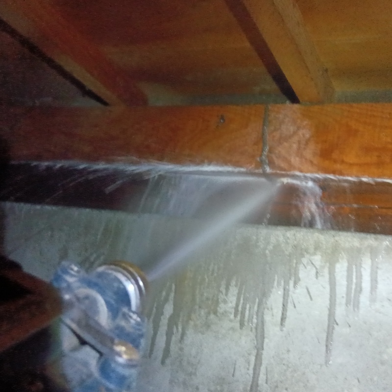 床下の木材にシロアリ駆除剤を散布