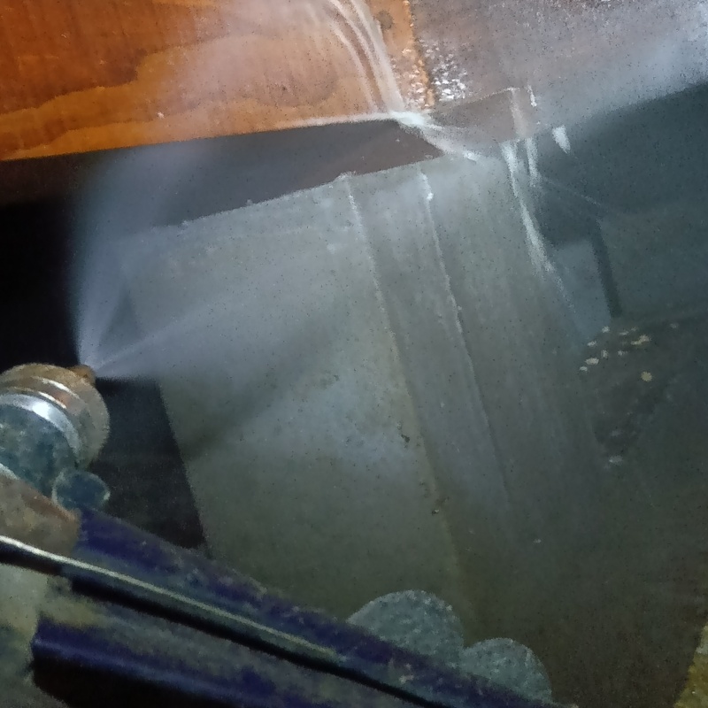 床下の木材にシロアリ駆除剤を散布