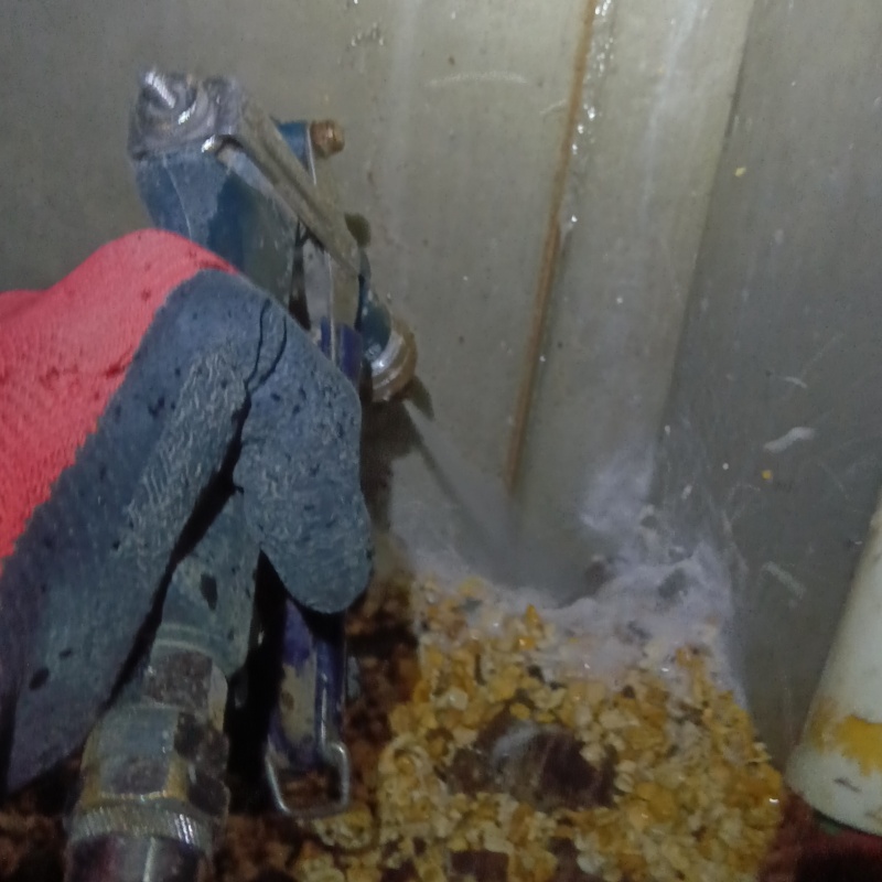 床下の地面にシロアリ駆除剤を散布