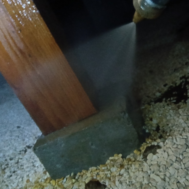 束石まわりにシロアリ駆除剤を散布