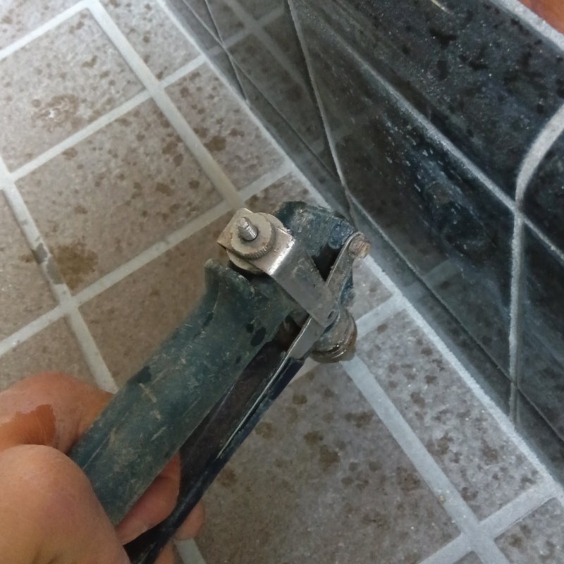 地面にシロアリ駆除剤を注入