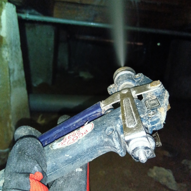 床下の木材にシロアリ駆除剤を散布