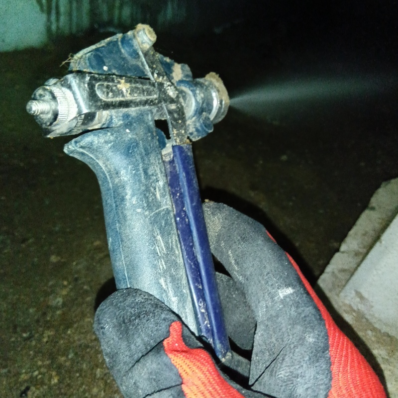 床下の地面にシロアリ駆除剤を散布