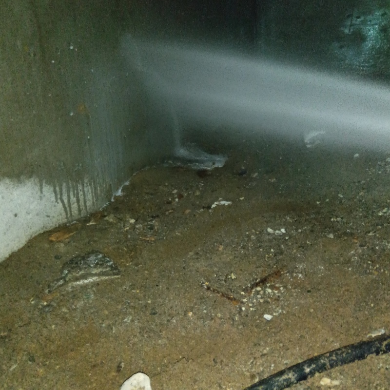 床下の地面にシロアリ駆除剤を散布