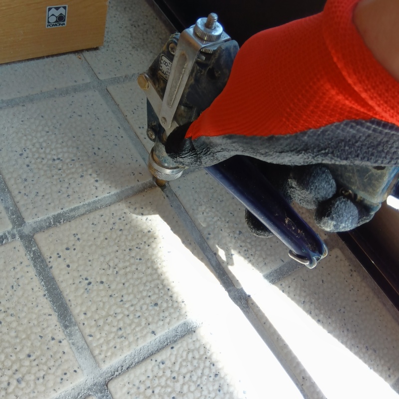 地面にシロアリ駆除剤を注入