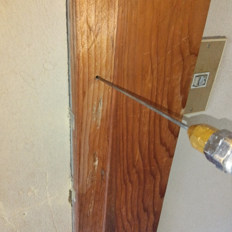 柱にシロアリ駆除剤を注入