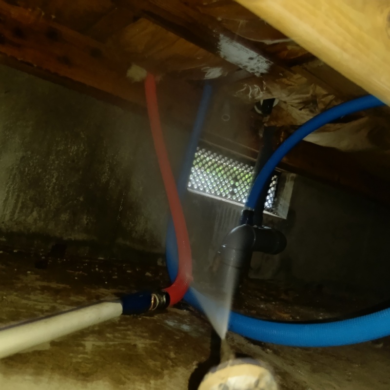 床下の木材に防蟻剤を散布