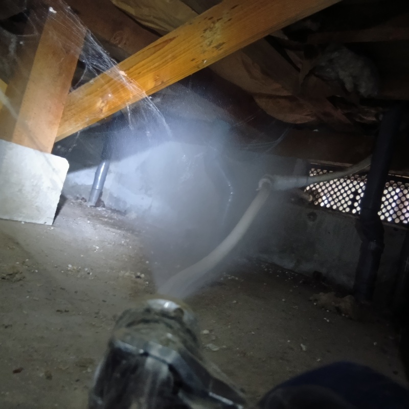 床下の木材に防蟻剤を散布