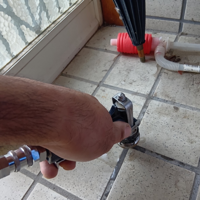 地面に防蟻剤を注入