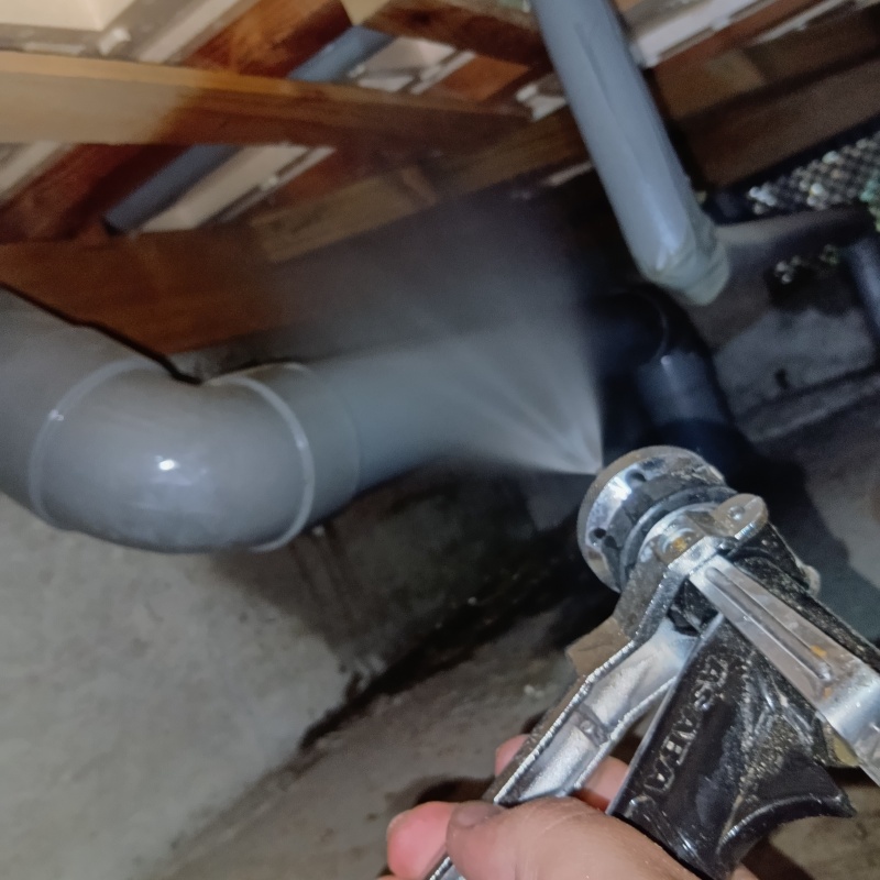 配管まわりに防蟻剤を散布